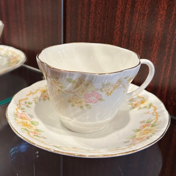 Vintage Rosina China Co. Ltd. Queen's Teacup & Saucer Set - Picture 4 of 9